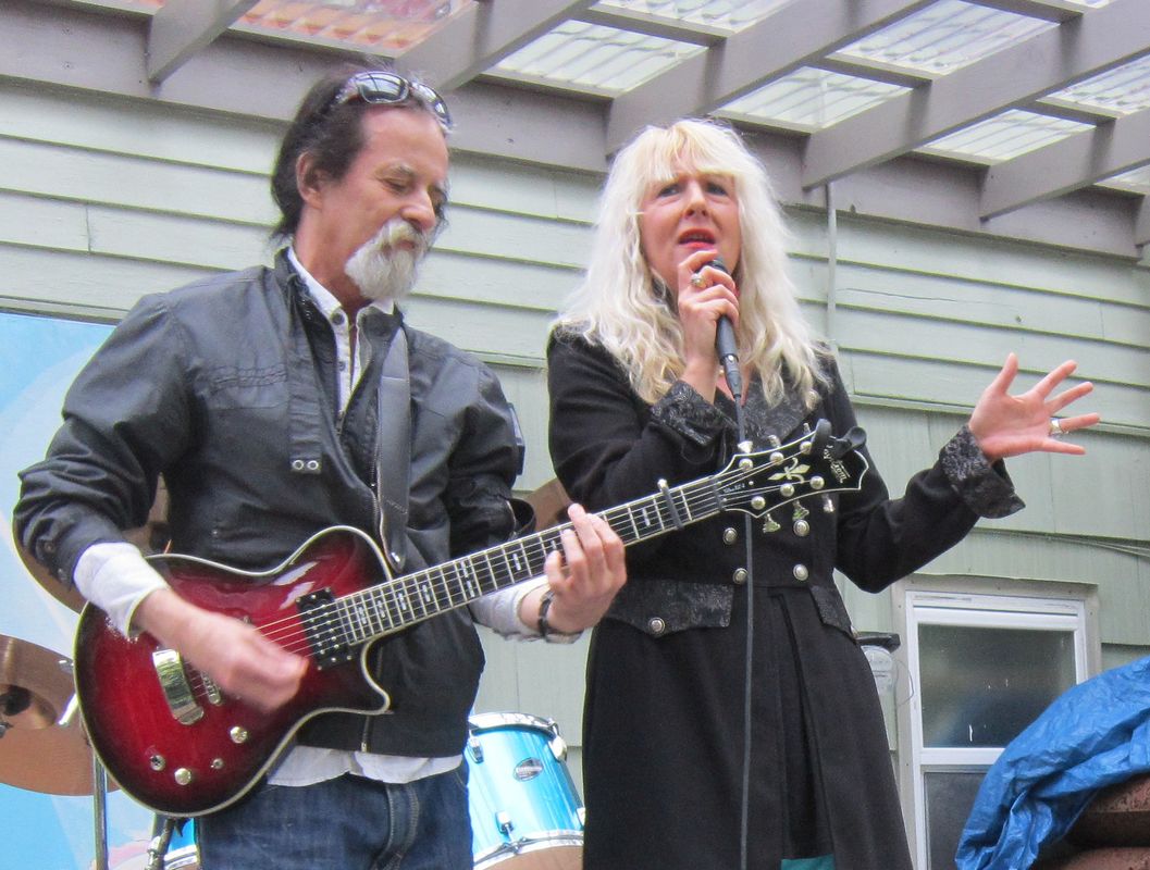 Ricardo &amp; Liz Salander Performing Music