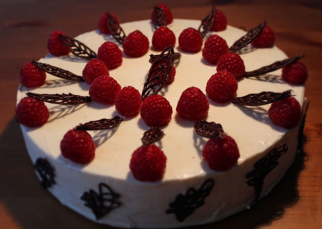 Raspberry-mascarpone cake