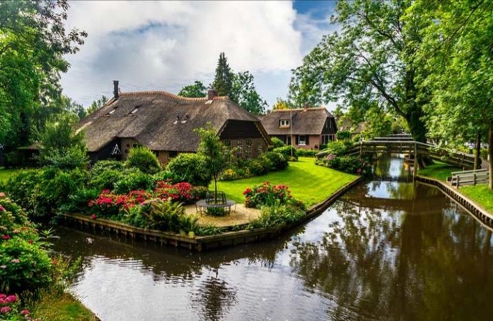 GIETHOORN, A VILLAGE WITHOUT ROADS 