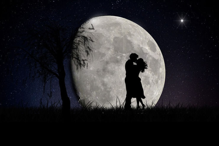 By the light of the moon ?