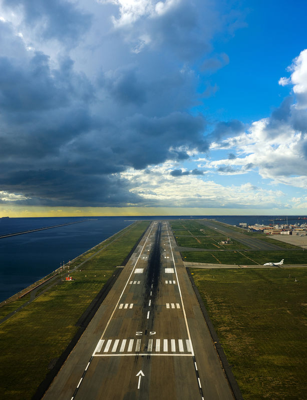 APPROCHING THE RUNWAY