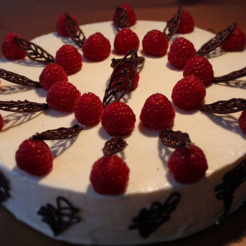 Raspberry-mascarpone cake