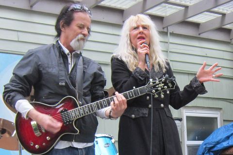 Ricardo &amp; Liz Salander Performing Music
