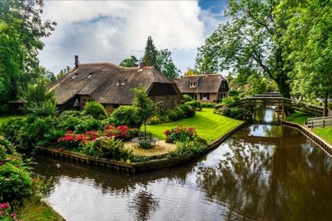 GIETHOORN, A VILLAGE WITHOUT ROADS 