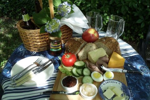 Alfresco ploughman’s lunch