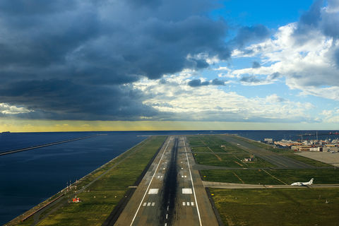 APPROCHING THE RUNWAY