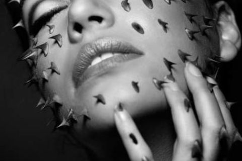 THORNY KISSES 